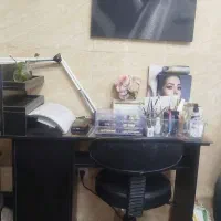 میز ناخن دارای یک کشو و دو طبقه در دار