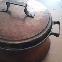 دیگ مسی و گلدان قدیمی