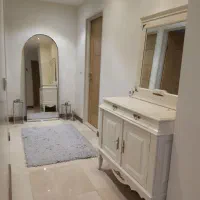 آینه کنسول و ویترین کوتاه چوبی