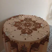 یک عدد رومیزی کارشده کرم بدون پارگی وتمیز