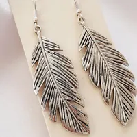 گوشواره آویز بلند برگ نقره‌ ای کیوت