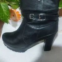 بوت چرم راحت و در حد نو سایز ۳۹ و ۴۰