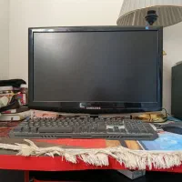 میز و کامپیوتر