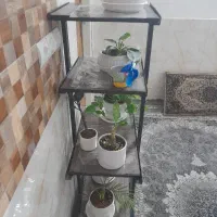 پای گلدان اهنی با گل ها بفروش میرسد