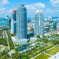 راننده با خودرو