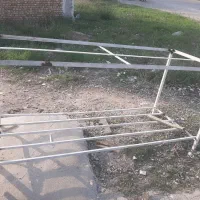 دو عدد میز و تخت آهنی برای کارگاه یا مغازه