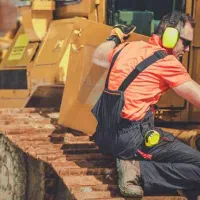 سرویسکار ماشین آلات ساختمانی