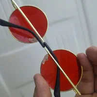 عینک قرمز|زیورآلات و اکسسوری|اندیشه, اندیشه فاز ۱|دیوار