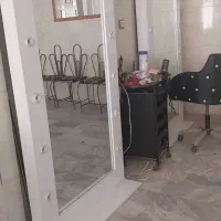 آیینه و صندلی آرایشگاه تمیز|آرایشگاه و سالنهای زیبایی|ملایر, |دیوار