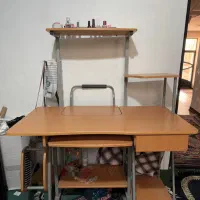 میز تحریر و لپ تاپ