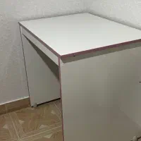 میز تحریر ایستاده و کتابخانه