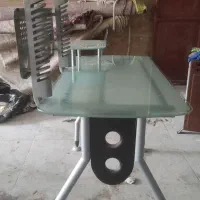 فروش میز کامپیوتر شیشهای در حد نو شیک