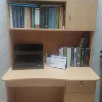 میز تحریر و لبتاپ