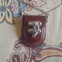 یک ساعت قدیمی با بند و پوش