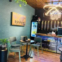 باریستا خانم جهت همکاری کافی قهوه