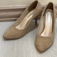 دو کفش مجلسی زنانه در دو رنگ