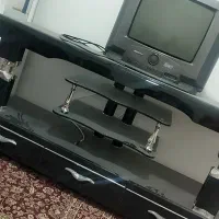 میز تلویزیون با تلویزیون