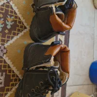 یک جفت چکمه و یک جفت پوتین سایز ۳۵ موجود است .