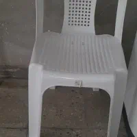 یک عدد صندلی پلاستیکی