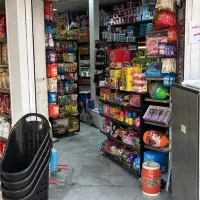 نیروی کار آقا و خانم جوان برای کار در هایپر مارکت