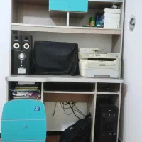 کتابخانه و میز کامپیوتر
