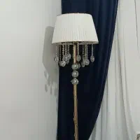 آباژور ایستاده