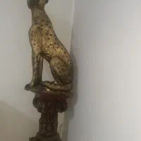 یک مجسمه پلنگ ویک فنجان بزرگ تزیینی وچندشاخه گل رز