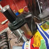 دستگاه آبمیوه گیری و یک دستگاه زودپز