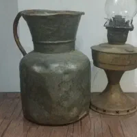 ظرف مشربه قدیمی وچراغ گردسوز