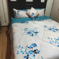 تخت خواب دو نفره تمیز و سالم همراه با کفی