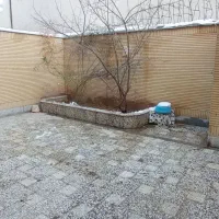 املاک حاجی زاده ۶۵متر+۴۰مترحیاط اختصاصی،رفیعی