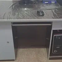 میز تحریر و کامپیوتر