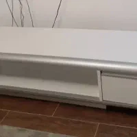 زیر تلوزیونی تخت یک نفره و میز مطالعه و کمد ایینه