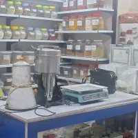 تعدادی کابینت و ویترین مغازه و استند های MDF