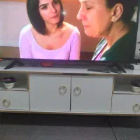 ساعت و میز تلویزون
