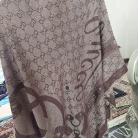 تعدادی شال و روسری و لباس و شلوار