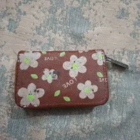 یک عدد کارت ملی و کارت بانکی