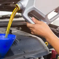 استخدام نیرو جهت کار در تعویض روغن