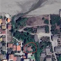 زمین ساحلی با بنای قدیمی