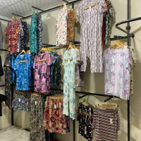 رگال و ویترین و مانکن و چوبکار لباس و شلوارو غیره