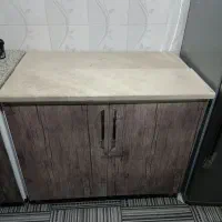 یک عدد کابینت زمینی و میز غذاخوری