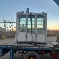 یخچال ویترینی شش در مغازه ایستاده