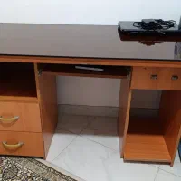 میز تحریر و‌کامپیوتر