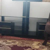 یک عدد میز تلویزیون شیشه ای به فروش میرسد