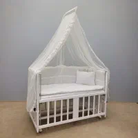 تخت کنار مادر و گهواره کودک