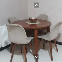 میز ناهار خوری چهار نفره بسیار سالم و نو
