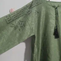 چند دست دست لباس زنانه مانتو و پالتو و شومیز وپافر