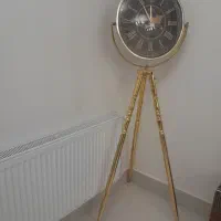 یک عدد ساعت پایه دار کنار میزی نونو رنک طلایی