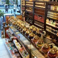 یک فروشنده و یک شورکار برای خشکبار و شکلات فروشی