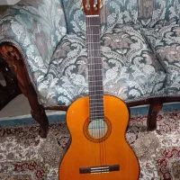 گیتار یاماها c70 + یه گیتار دست ساز رایگان
